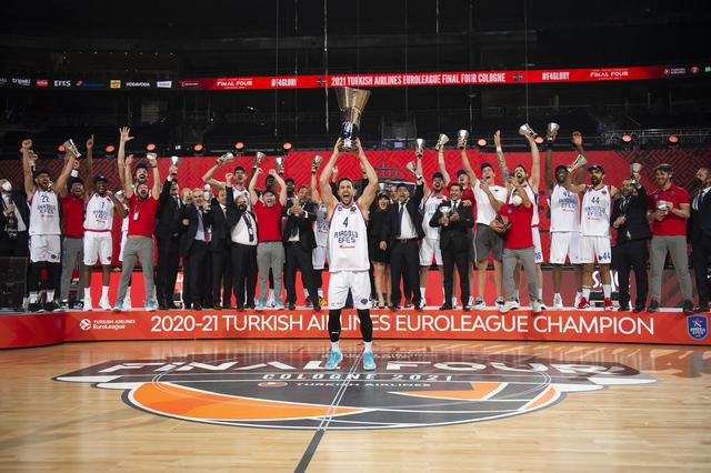 大谷翔平在 2024 年常规赛最后一战结束后，向看台深深鞠躬长达一分钟